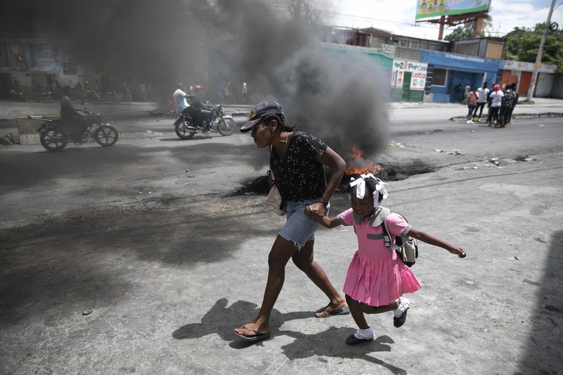 Kerusuhan di Haiti Sebuah pesawat milik kelompok misionaris AS Agape Flights terbakar setelah dibakar selama protes menuntut pemerintah Perdana Menteri Ariel Henry berbuat lebih banyak untuk mengatasi kekerasan geng termasuk penculikan terus-menerus, di Port-au-Prince, Haiti, Selasa (29/3/2022). (REUTERS/Duples Plymouth)
