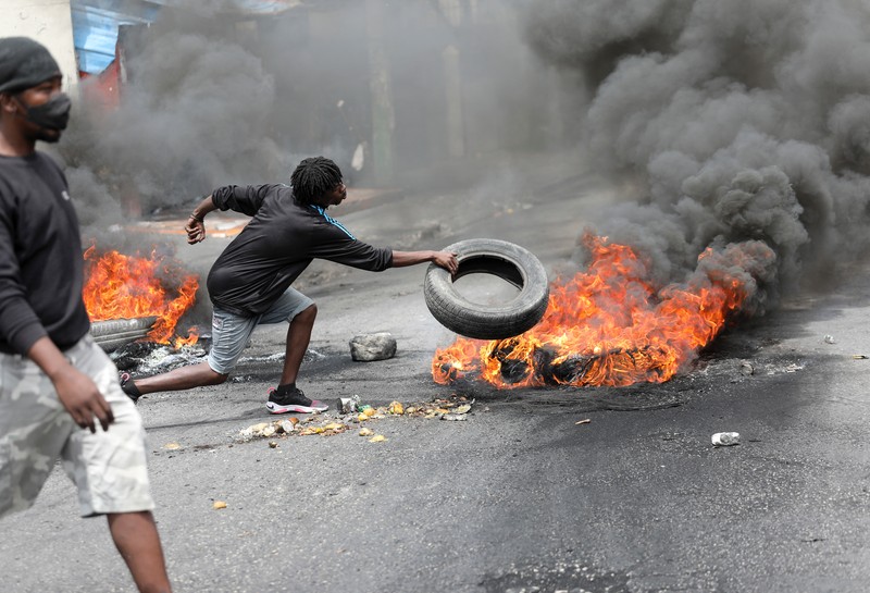 Kerusuhan di Haiti Sebuah pesawat milik kelompok misionaris AS Agape Flights terbakar setelah dibakar selama protes menuntut pemerintah Perdana Menteri Ariel Henry berbuat lebih banyak untuk mengatasi kekerasan geng termasuk penculikan terus-menerus, di Port-au-Prince, Haiti, Selasa (29/3/2022). (REUTERS/Duples Plymouth)