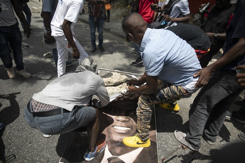 Kerusuhan di Haiti Sebuah pesawat milik kelompok misionaris AS Agape Flights terbakar setelah dibakar selama protes menuntut pemerintah Perdana Menteri Ariel Henry berbuat lebih banyak untuk mengatasi kekerasan geng termasuk penculikan terus-menerus, di Port-au-Prince, Haiti, Selasa (29/3/2022). (REUTERS/Duples Plymouth)