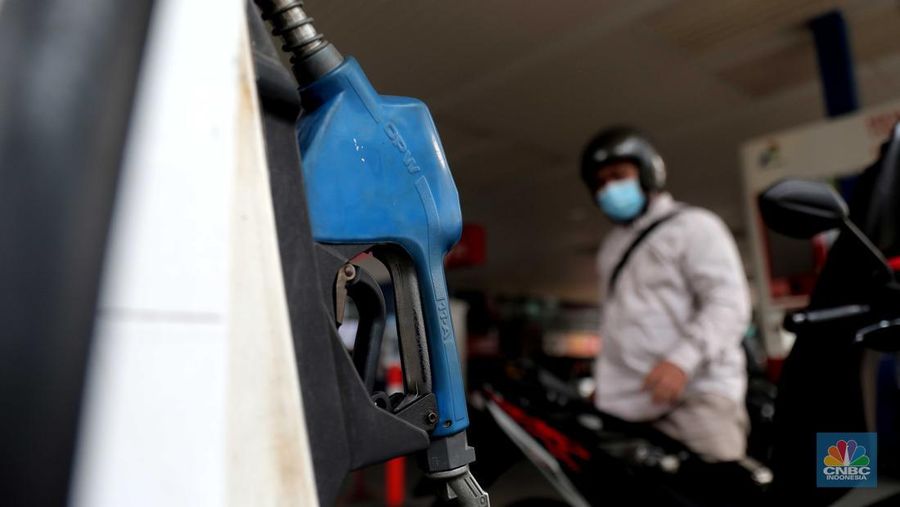 Suasana antrian pengemudi motor untuk mengisi BBM di SPBU Pertamina Kawasan Kuningan, Jakarta, Rabu, (30/3/2022). (CNBC Indoneia/ Muhammad Sabki)