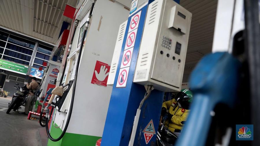 Suasana antrian pengemudi motor untuk mengisi BBM di SPBU Pertamina Kawasan Kuningan, Jakarta, Rabu, (30/3/2022). (CNBC Indoneia/ Muhammad Sabki)