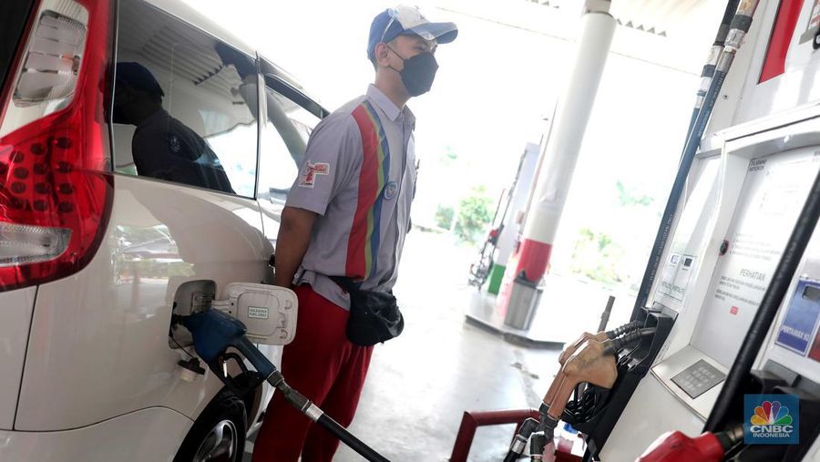 Suasana antrian pengemudi motor untuk mengisi BBM di SPBU Pertamina Kawasan Kuningan, Jakarta, Rabu, (30/3/2022). (CNBC Indoneia/ Muhammad Sabki)