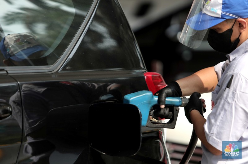 Suasana antrian pengemudi motor untuk mengisi BBM di SPBU Pertamina Kawasan Kuningan, Jakarta, Rabu, (30/3/2022). (CNBC Indoneia/ Muhammad Sabki)