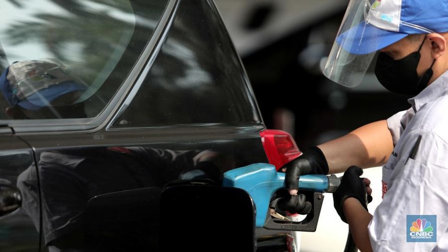 Suasana antrian pengemudi motor untuk mengisi BBM di SPBU Pertamina Kawasan Kuningan, Jakarta, Rabu, (30/3/2022). (CNBC Indoneia/ Muhammad Sabki)