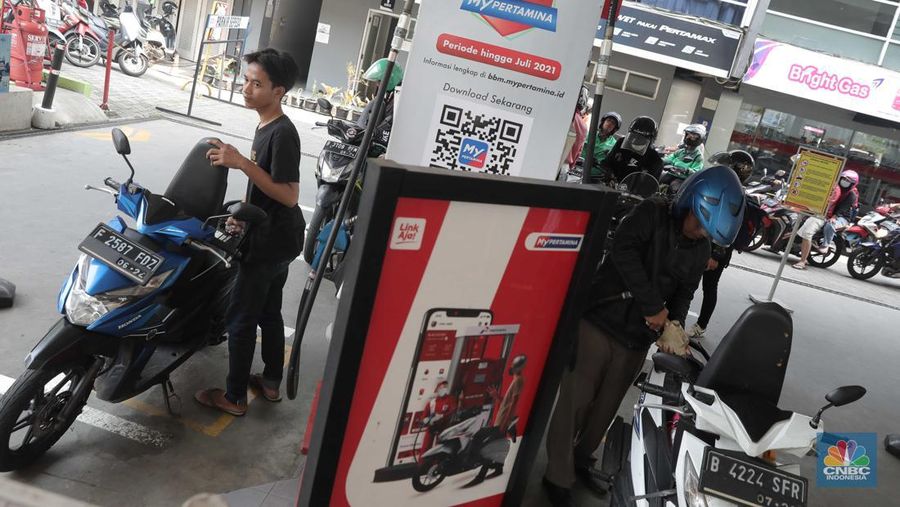 Suasana antrian pengemudi motor untuk mengisi BBM di SPBU Pertamina Kawasan Kuningan, Jakarta, Rabu, (30/3/2022). (CNBC Indoneia/ Muhammad Sabki)
