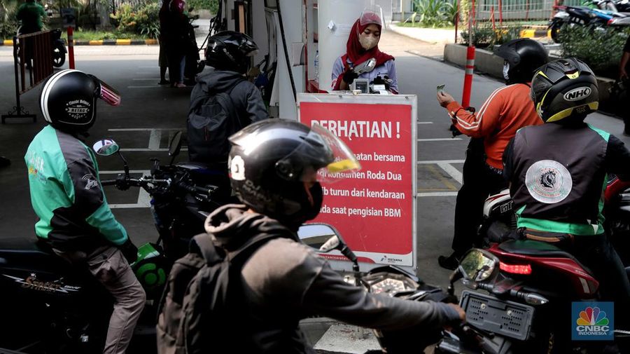 Suasana antrian pengemudi motor untuk mengisi BBM di SPBU Pertamina Kawasan Kuningan, Jakarta, Rabu, (30/3/2022). (CNBC Indoneia/ Muhammad Sabki)