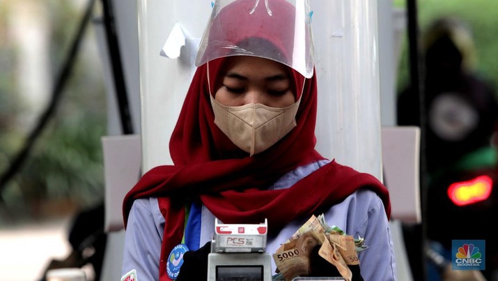 Suasana antrian pengemudi motor untuk mengisi BBM di SPBU Pertamina Kawasan Kuningan, Jakarta, Rabu, (30/3/2022). (CNBC Indoneia/ Muhammad Sabki)