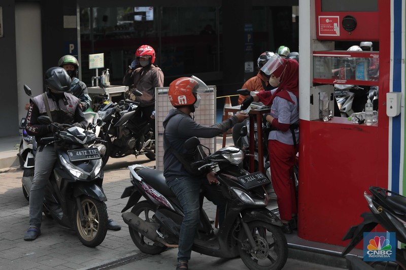 Suasana pengisian BBM di SPBU Bojongsari, Suasana pengisian BBM di SPBU Bojongsari, Jawa Barat, Jumat (14/2022). (CNBC Indonesia/ Muhammad Sabki)