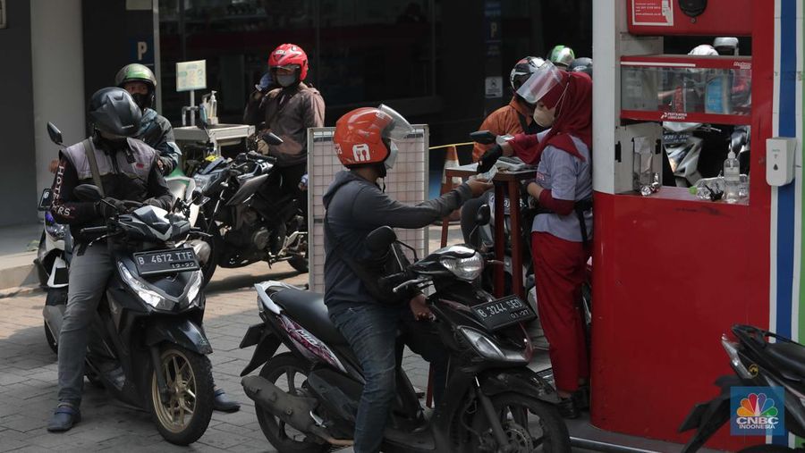 Suasana antrian pengemudi motor untuk mengisi BBM di SPBU Pertamina Kawasan Kuningan, Jakarta, Rabu, (30/3/2022). (վ Indoneia/ Muhammad Sabki)