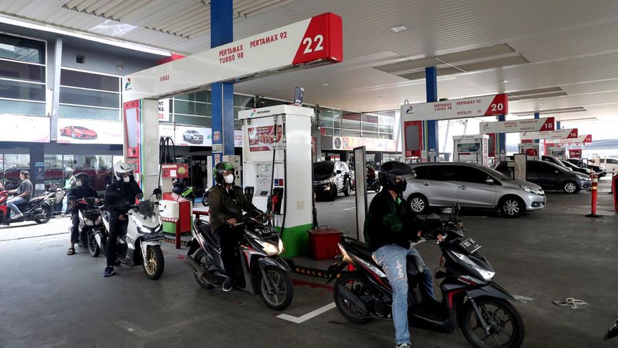 Suasana antrian pengemudi motor untuk mengisi BBM di SPBU Pertamina Kawasan Kuningan, Jakarta, Rabu, (30/3/2022). (CNBC Indoneia/ Muhammad Sabki)