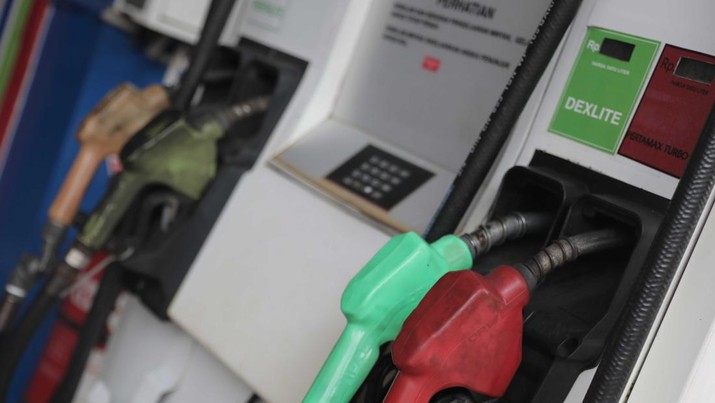 Suasana antrian pengemudi motor untuk mengisi BBM di SPBU Pertamina Kawasan Kuningan, Jakarta, Rabu, (30/3/2022). (CNBC Indoneia/ Muhammad Sabki)