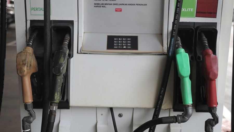 Suasana antrian pengemudi motor untuk mengisi BBM di SPBU Pertamina Kawasan Kuningan, Jakarta, Rabu, (30/3/2022). (CNBC Indoneia/ Muhammad Sabki)