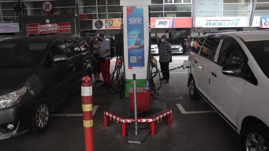 Suasana antrian pengemudi motor untuk mengisi BBM di SPBU Pertamina Kawasan Kuningan, Jakarta, Kamis (31/3/2022) Harga bahan bakar minyak (BBM) jenis Pertamax dinilai sudah saatnya naik. (CNBC Indonesia/ Muhamaad Sabki)