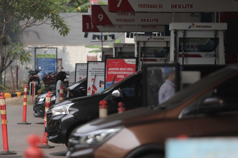 Suasana antrian pengemudi motor untuk mengisi BBM di SPBU Pertamina Kawasan Kuningan, Jakarta, Kamis (31/3/2022) Harga bahan bakar minyak (BBM) jenis Pertamax dinilai sudah saatnya naik. (CNBC Indonesia/ Muhamaad Sabki)