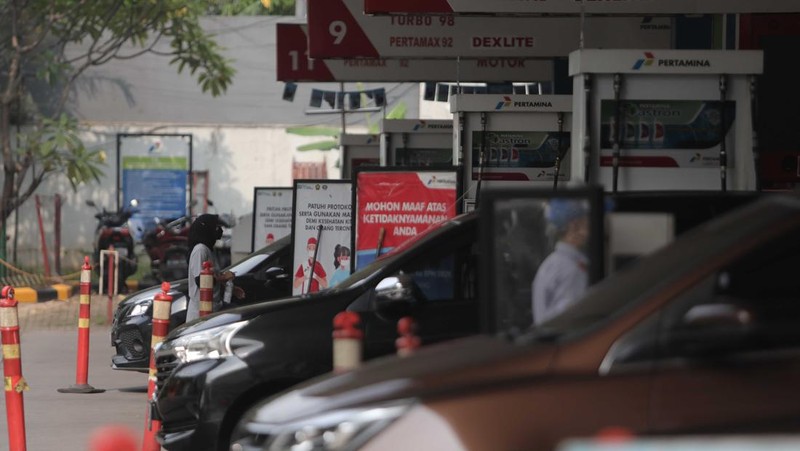 Suasana antrian pengemudi motor untuk mengisi BBM di SPBU Pertamina Kawasan Kuningan, Jakarta, Rabu, (30/3/2022). (CNBC Indoneia/ Muhammad Sabki)