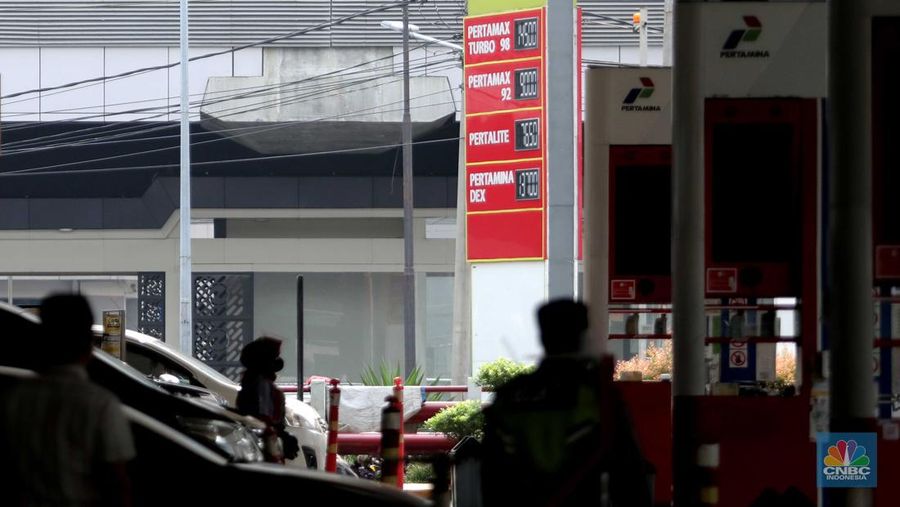 Suasana antrian pengemudi motor untuk mengisi BBM di SPBU Pertamina Kawasan Kuningan, Jakarta, Rabu, (30/3/2022). (CNBC Indoneia/ Muhammad Sabki)