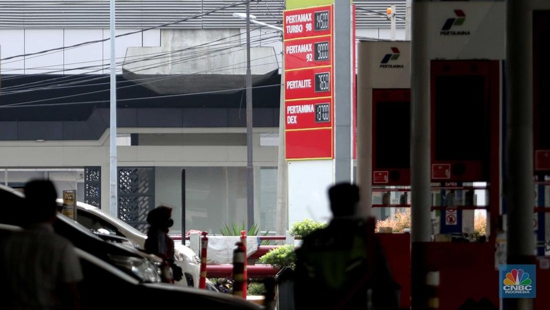 Suasana antrian pengemudi motor untuk mengisi BBM di SPBU Pertamina Kawasan Kuningan, Jakarta, Rabu, (30/3/2022). (CNBC Indoneia/ Muhammad Sabki)