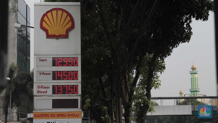 Suasana antrian pengemudi motor untuk mengisi BBM di SPBU Pertamina Kawasan Kuningan, Jakarta, Rabu, (30/3/2022). (CNBC Indoneia/ Muhammad Sabki)