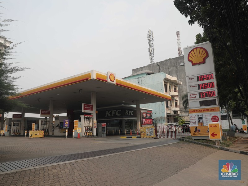 Suasana antrian pengemudi motor untuk mengisi BBM di SPBU Pertamina Kawasan Kuningan, Jakarta, Rabu, (30/3/2022). (CNBC Indoneia/ Muhammad Sabki)