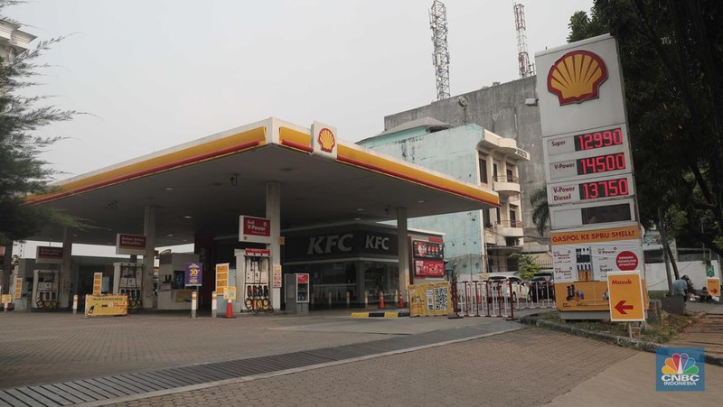 Suasana antrian pengemudi motor untuk mengisi BBM di SPBU Pertamina Kawasan Kuningan, Jakarta, Rabu, (30/3/2022). (CNBC Indoneia/ Muhammad Sabki)