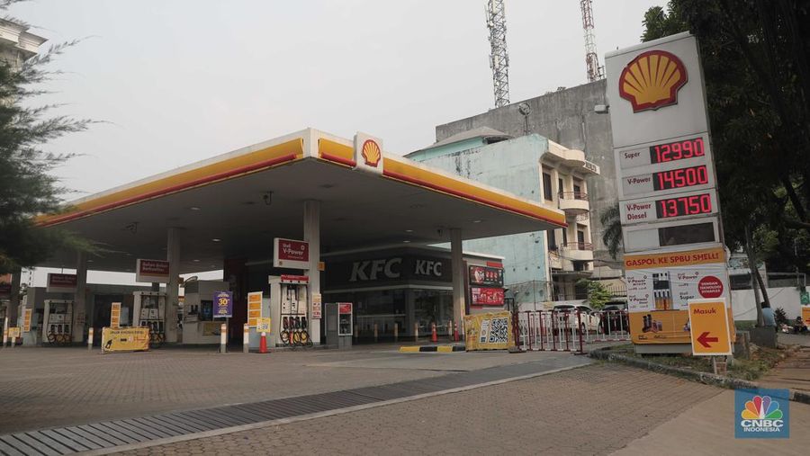 Suasana antrian pengemudi motor untuk mengisi BBM di SPBU Pertamina Kawasan Kuningan, Jakarta, Rabu, (30/3/2022). (CNBC Indoneia/ Muhammad Sabki)