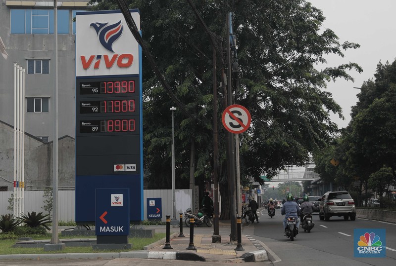Suasana antrian pengemudi motor untuk mengisi BBM di SPBU Pertamina Kawasan Kuningan, Jakarta, Rabu, (30/3/2022). (CNBC Indoneia/ Muhammad Sabki)