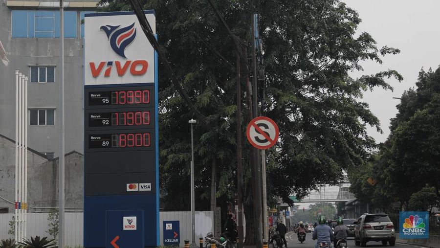 Suasana antrian pengemudi motor untuk mengisi BBM di SPBU Pertamina Kawasan Kuningan, Jakarta, Rabu, (30/3/2022). (CNBC Indoneia/ Muhammad Sabki)