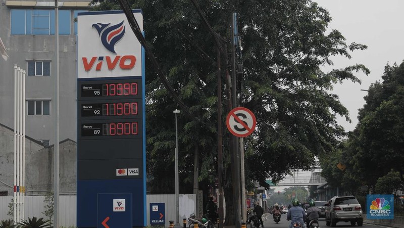 Suasana antrian pengemudi motor untuk mengisi BBM di SPBU Pertamina Kawasan Kuningan, Jakarta, Rabu, (30/3/2022). (CNBC Indoneia/ Muhammad Sabki)