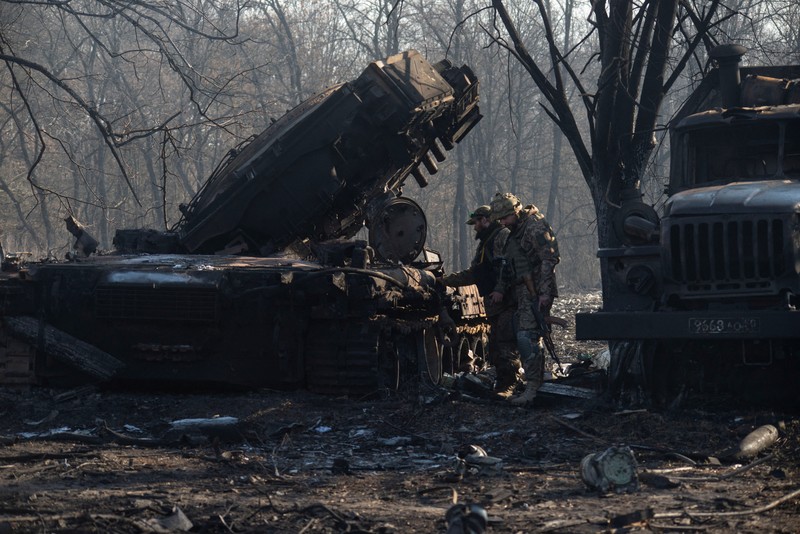 Kendaraan Militer Rusia Tank Rusia Hancur Terbakar di Ukraina Bangkai Armored Personnel Carriers (APC) dan kendaraan militer terlihat di garis depan dekat Kyiv saat serangan Rusia ke Ukraina, Ukraina, Selasa (29/3/2022). (REUTERS/Gleb Garanich)
