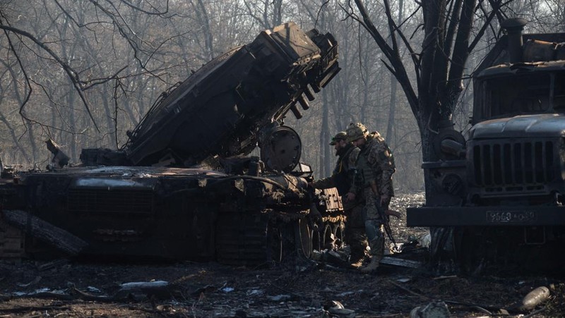 Bangkai Armored Personnel Carriers (APC) dan kendaraan militer terlihat di garis depan dekat Kyiv saat serangan Rusia ke Ukraina, Ukraina, Selasa (29/3/2022). (REUTERS/Gleb Garanich)