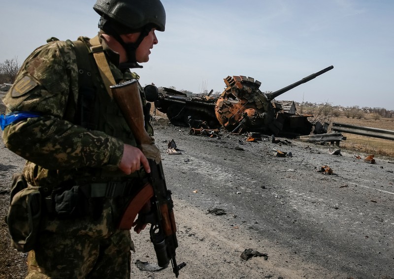 Kendaraan Militer Rusia Tank Rusia Hancur Terbakar di Ukraina Bangkai Armored Personnel Carriers (APC) dan kendaraan militer terlihat di garis depan dekat Kyiv saat serangan Rusia ke Ukraina, Ukraina, Selasa (29/3/2022). (REUTERS/Gleb Garanich)