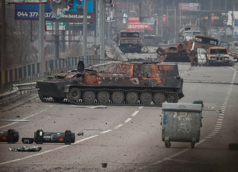 Kendaraan Militer Rusia Tank Rusia Hancur Terbakar di Ukraina Bangkai Armored Personnel Carriers (APC) dan kendaraan militer terlihat di garis depan dekat Kyiv saat serangan Rusia ke Ukraina, Ukraina, Selasa (29/3/2022). (REUTERS/Gleb Garanich)
