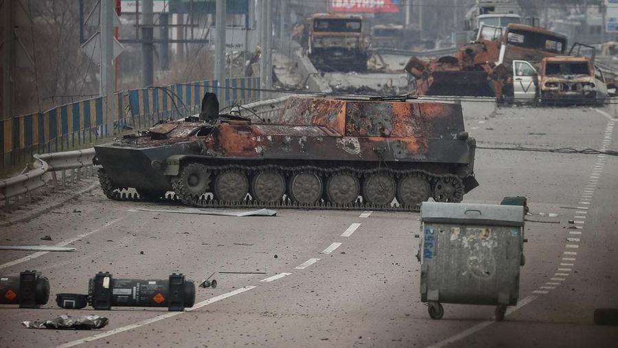 Bangkai Armored Personnel Carriers (APC) dan kendaraan militer terlihat di garis depan dekat Kyiv saat serangan Rusia ke Ukraina, Ukraina, Selasa (29/3/2022). (REUTERS/Gleb Garanich)