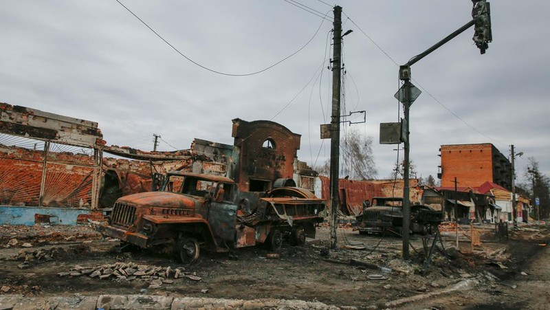 Bangkai Armored Personnel Carriers (APC) dan kendaraan militer terlihat di garis depan dekat Kyiv saat serangan Rusia ke Ukraina, Ukraina, Selasa (29/3/2022). (REUTERS/Gleb Garanich)