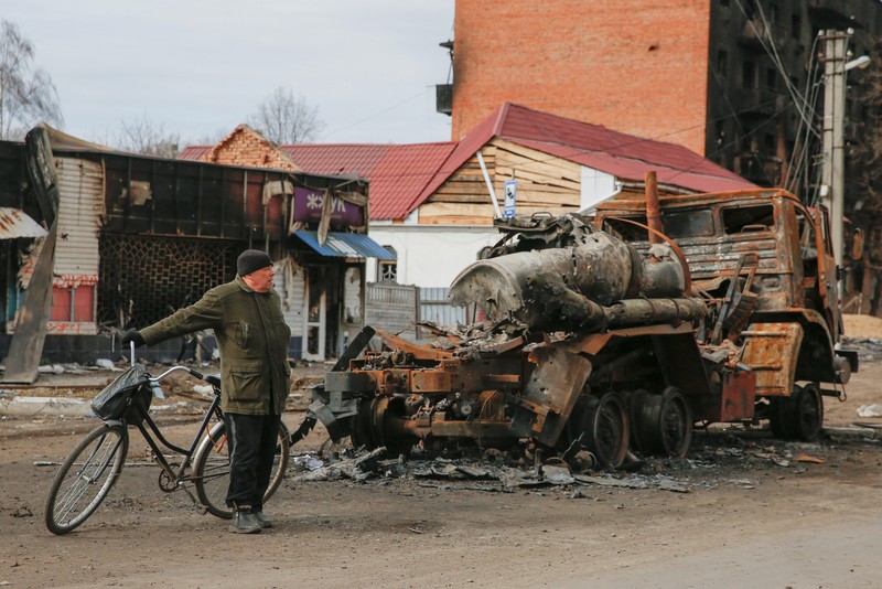Kendaraan Militer Rusia Tank Rusia Hancur Terbakar di Ukraina Bangkai Armored Personnel Carriers (APC) dan kendaraan militer terlihat di garis depan dekat Kyiv saat serangan Rusia ke Ukraina, Ukraina, Selasa (29/3/2022). (REUTERS/Gleb Garanich)