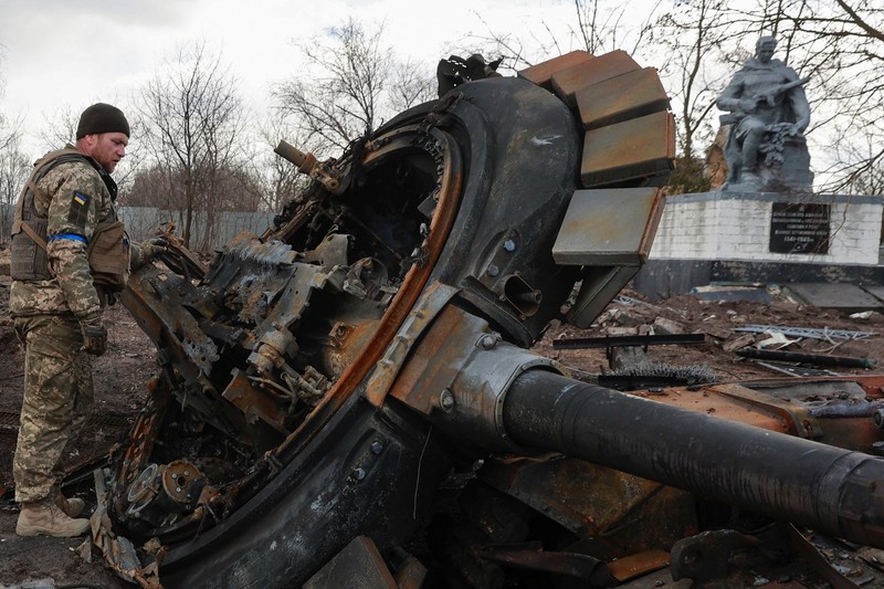 Kendaraan Militer Rusia Tank Rusia Hancur Terbakar di Ukraina Bangkai Armored Personnel Carriers (APC) dan kendaraan militer terlihat di garis depan dekat Kyiv saat serangan Rusia ke Ukraina, Ukraina, Selasa (29/3/2022). (REUTERS/Gleb Garanich)