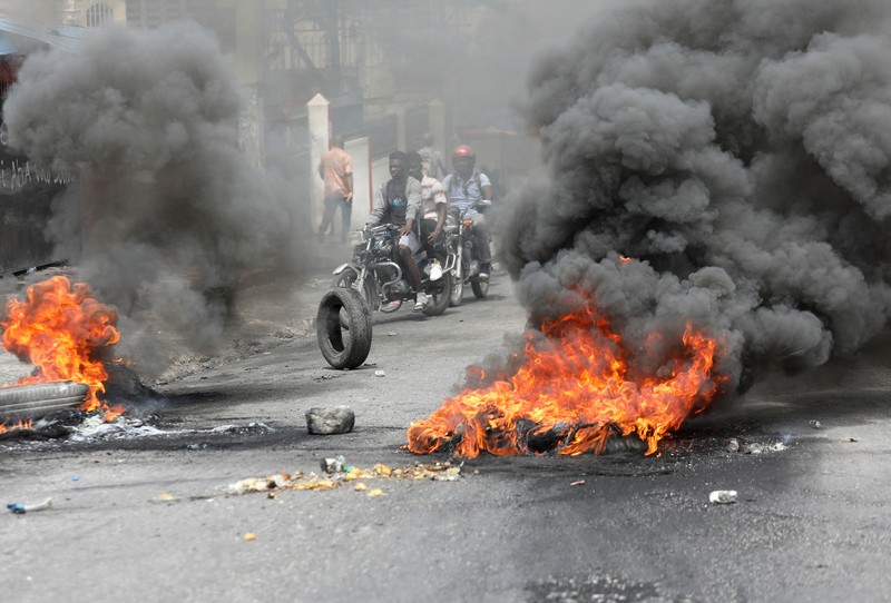 Kerusuhan di Haiti Sebuah pesawat milik kelompok misionaris AS Agape Flights terbakar setelah dibakar selama protes menuntut pemerintah Perdana Menteri Ariel Henry berbuat lebih banyak untuk mengatasi kekerasan geng termasuk penculikan terus-menerus, di Port-au-Prince, Haiti, Selasa (29/3/2022). (REUTERS/Duples Plymouth)