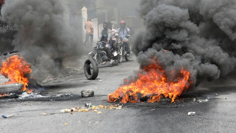 Sebuah pesawat milik kelompok misionaris AS Agape Flights terbakar setelah dibakar selama protes menuntut pemerintah Perdana Menteri Ariel Henry berbuat lebih banyak untuk mengatasi kekerasan geng termasuk penculikan terus-menerus, di Port-au-Prince, Haiti, Selasa (29/3/2022).  (REUTERS/Duples Plymouth)