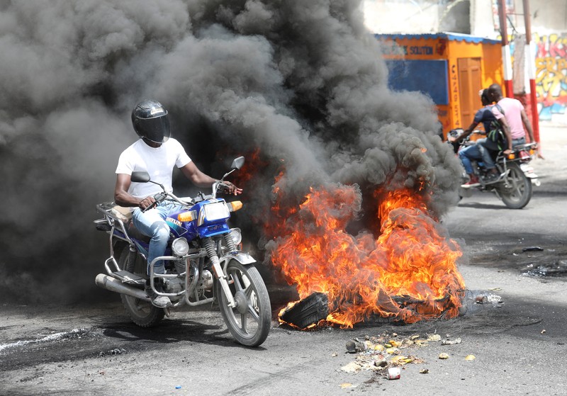 Kerusuhan di Haiti Sebuah pesawat milik kelompok misionaris AS Agape Flights terbakar setelah dibakar selama protes menuntut pemerintah Perdana Menteri Ariel Henry berbuat lebih banyak untuk mengatasi kekerasan geng termasuk penculikan terus-menerus, di Port-au-Prince, Haiti, Selasa (29/3/2022). (REUTERS/Duples Plymouth)
