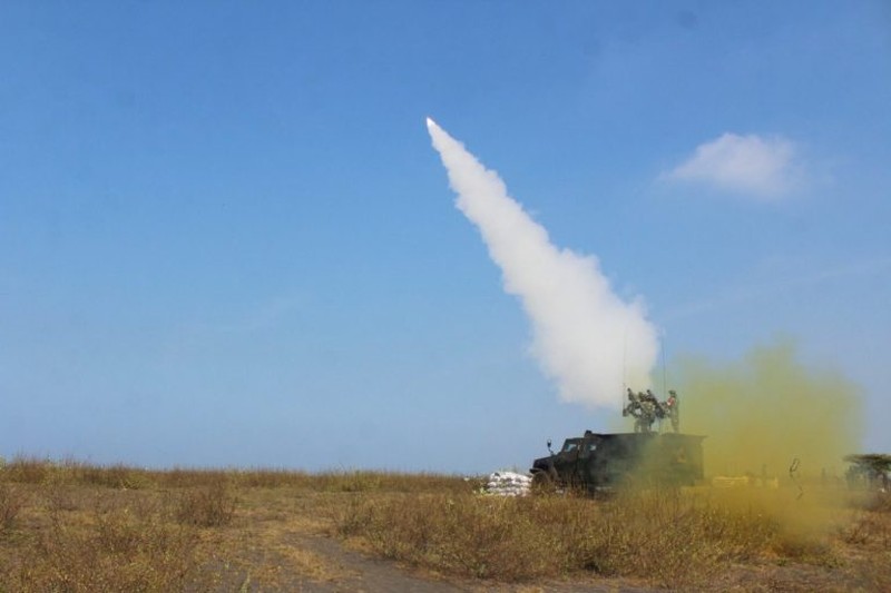 Latihan Militer menembak senjata berat (Latbakjatrat) terintegrasi TA 2022 Sejumlah Prajurit dari seluruh satuan jajaran Arhanud TNI AD melakukan latihan menembak senjata berat (Latbakjatrat) terintegrasi TA 2022 di Lapangan Tembak AWR (Air Weapon Range) TNI AU, Desa Pandanwangi, Kecamatan Tempeh, Kabupaten Lumajang, Jawa Timur. Latihan tersebut dimulai dari tanggal 24 s.d 30 Maret 2022. (Foto : Pussenarhanud Kodiklatad)