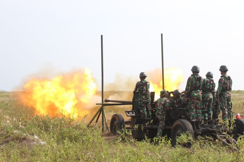 Latihan Militer menembak senjata berat (Latbakjatrat) terintegrasi TA 2022 Sejumlah Prajurit dari seluruh satuan jajaran Arhanud TNI AD melakukan latihan menembak senjata berat (Latbakjatrat) terintegrasi TA 2022 di Lapangan Tembak AWR (Air Weapon Range) TNI AU, Desa Pandanwangi, Kecamatan Tempeh, Kabupaten Lumajang, Jawa Timur. Latihan tersebut dimulai dari tanggal 24 s.d 30 Maret 2022. (Foto : Pussenarhanud Kodiklatad)