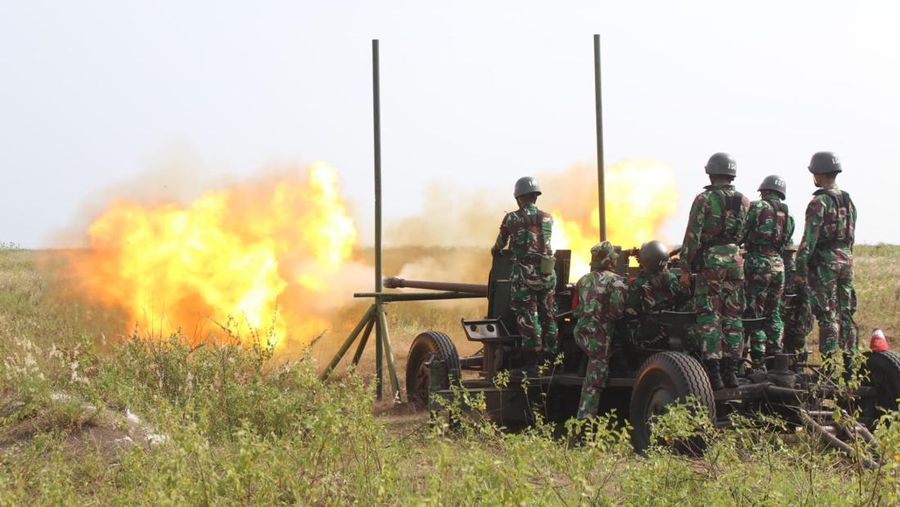 Sejumlah Prajurit dari seluruh satuan jajaran Arhanud TNI AD melakukan latihan menembak senjata berat (Latbakjatrat) terintegrasi TA 2022 di Lapangan Tembak AWR (Air Weapon Range) TNI AU, Desa Pandanwangi, Kecamatan Tempeh, Kabupaten Lumajang, Jawa Timur. Latihan tersebut dimulai dari tanggal 24 s.d 30 Maret 2022. (Foto : Pussenarhanud Kodiklatad)