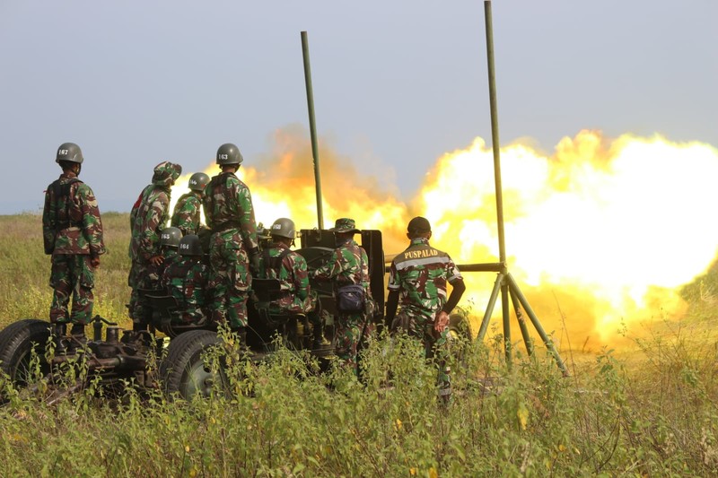 Latihan Militer menembak senjata berat (Latbakjatrat) terintegrasi TA 2022 Sejumlah Prajurit dari seluruh satuan jajaran Arhanud TNI AD melakukan latihan menembak senjata berat (Latbakjatrat) terintegrasi TA 2022 di Lapangan Tembak AWR (Air Weapon Range) TNI AU, Desa Pandanwangi, Kecamatan Tempeh, Kabupaten Lumajang, Jawa Timur. Latihan tersebut dimulai dari tanggal 24 s.d 30 Maret 2022. (Foto : Pussenarhanud Kodiklatad)