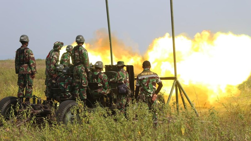 Sejumlah Prajurit dari seluruh satuan jajaran Arhanud TNI AD melakukan latihan menembak senjata berat (Latbakjatrat) terintegrasi TA 2022 di Lapangan Tembak AWR (Air Weapon Range) TNI AU, Desa Pandanwangi, Kecamatan Tempeh, Kabupaten Lumajang, Jawa Timur. Latihan tersebut dimulai dari tanggal 24 s.d 30 Maret 2022. (Foto : Pussenarhanud Kodiklatad)