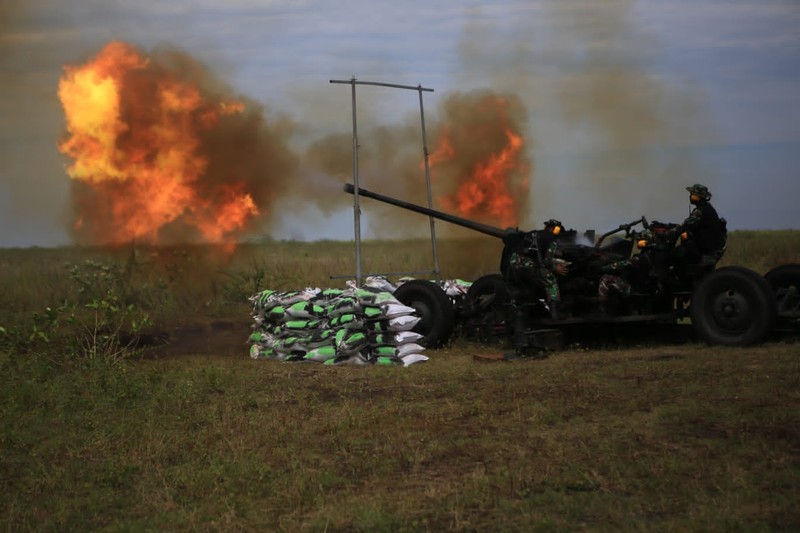 Latihan Militer menembak senjata berat (Latbakjatrat) terintegrasi TA 2022 Sejumlah Prajurit dari seluruh satuan jajaran Arhanud TNI AD melakukan latihan menembak senjata berat (Latbakjatrat) terintegrasi TA 2022 di Lapangan Tembak AWR (Air Weapon Range) TNI AU, Desa Pandanwangi, Kecamatan Tempeh, Kabupaten Lumajang, Jawa Timur. Latihan tersebut dimulai dari tanggal 24 s.d 30 Maret 2022. (Foto : Pussenarhanud Kodiklatad)