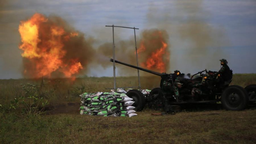 Sejumlah Prajurit dari seluruh satuan jajaran Arhanud TNI AD melakukan latihan menembak senjata berat (Latbakjatrat) terintegrasi TA 2022 di Lapangan Tembak AWR (Air Weapon Range) TNI AU, Desa Pandanwangi, Kecamatan Tempeh, Kabupaten Lumajang, Jawa Timur. Latihan tersebut dimulai dari tanggal 24 s.d 30 Maret 2022. (Foto : Pussenarhanud Kodiklatad)