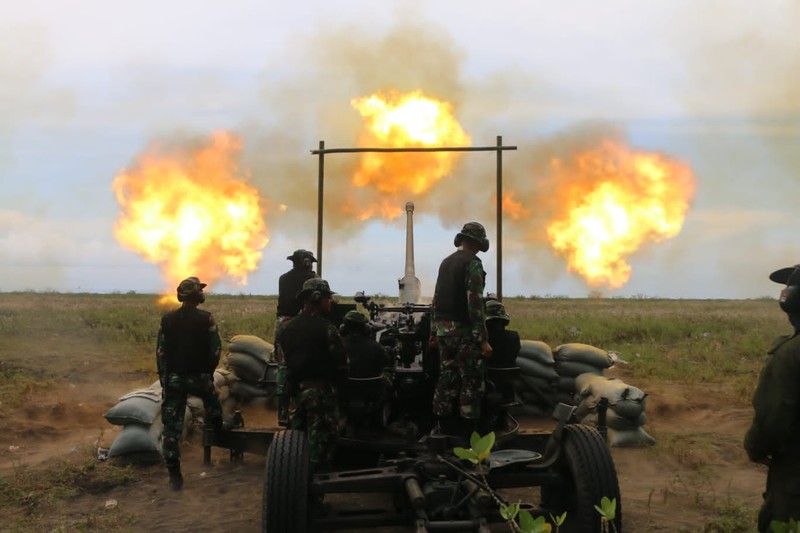 Latihan Militer menembak senjata berat (Latbakjatrat) terintegrasi TA 2022 Sejumlah Prajurit dari seluruh satuan jajaran Arhanud TNI AD melakukan latihan menembak senjata berat (Latbakjatrat) terintegrasi TA 2022 di Lapangan Tembak AWR (Air Weapon Range) TNI AU, Desa Pandanwangi, Kecamatan Tempeh, Kabupaten Lumajang, Jawa Timur. Latihan tersebut dimulai dari tanggal 24 s.d 30 Maret 2022. (Foto : Pussenarhanud Kodiklatad)