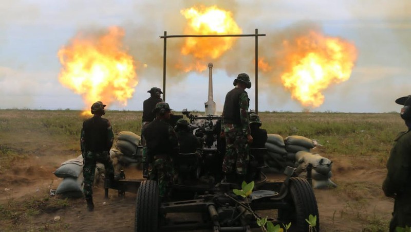 Sejumlah Prajurit dari seluruh satuan jajaran Arhanud TNI AD melakukan latihan menembak senjata berat (Latbakjatrat) terintegrasi TA 2022 di Lapangan Tembak AWR (Air Weapon Range) TNI AU, Desa Pandanwangi, Kecamatan Tempeh, Kabupaten Lumajang, Jawa Timur. Latihan tersebut dimulai dari tanggal 24 s.d 30 Maret 2022. (Foto : Pussenarhanud Kodiklatad)