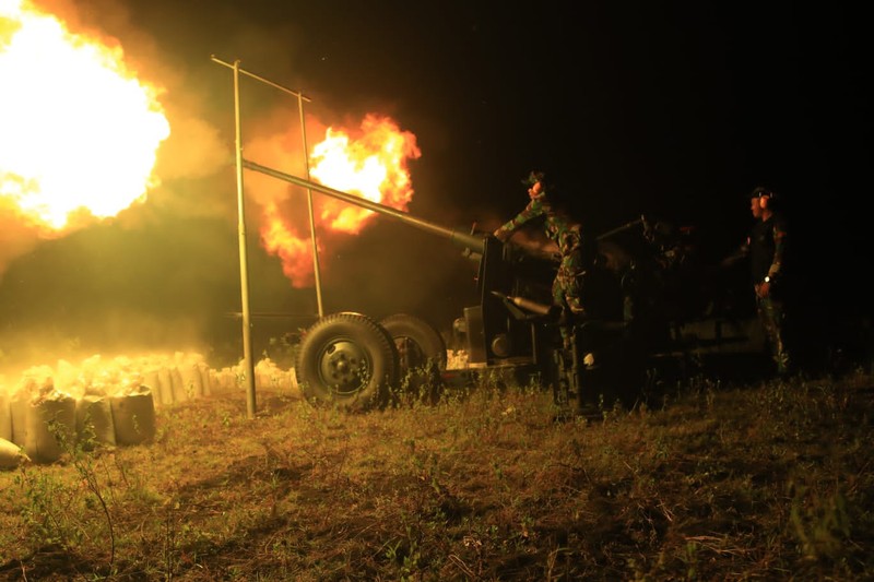 Latihan Militer menembak senjata berat (Latbakjatrat) terintegrasi TA 2022 Sejumlah Prajurit dari seluruh satuan jajaran Arhanud TNI AD melakukan latihan menembak senjata berat (Latbakjatrat) terintegrasi TA 2022 di Lapangan Tembak AWR (Air Weapon Range) TNI AU, Desa Pandanwangi, Kecamatan Tempeh, Kabupaten Lumajang, Jawa Timur. Latihan tersebut dimulai dari tanggal 24 s.d 30 Maret 2022. (Foto : Pussenarhanud Kodiklatad)