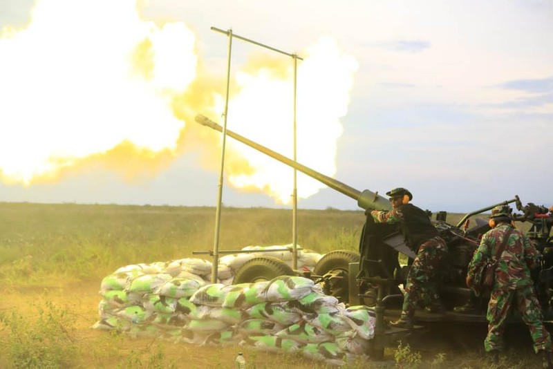 Latihan Militer menembak senjata berat (Latbakjatrat) terintegrasi TA 2022 Sejumlah Prajurit dari seluruh satuan jajaran Arhanud TNI AD melakukan latihan menembak senjata berat (Latbakjatrat) terintegrasi TA 2022 di Lapangan Tembak AWR (Air Weapon Range) TNI AU, Desa Pandanwangi, Kecamatan Tempeh, Kabupaten Lumajang, Jawa Timur. Latihan tersebut dimulai dari tanggal 24 s.d 30 Maret 2022. (Foto : Pussenarhanud Kodiklatad)